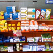 Farmacia Luz Marina Melchor variedad de medicamentos exhibidos