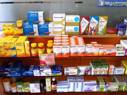 Farmacia Luz Marina Melchor variedad de medicamentos exhibidos